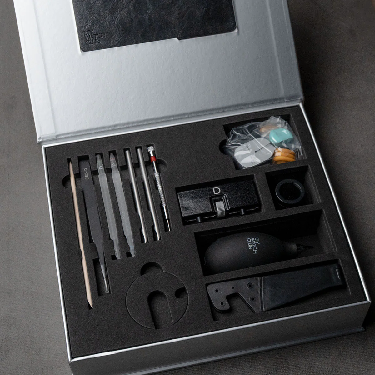 EONIQ x DIY WATCH CLUB Watchmaking Kit - Customizable 40mm diver - Seiko NH35 - Image 10